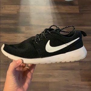 Woman’s Nike tennis shoes